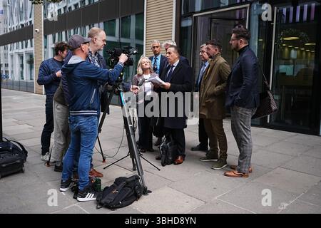 Die Familie von Grace O'Malley-Kumar, die Eltern Dr. Sanjoy Kumar (Mitte) und Dr. Sinead O'Malley (4. Links) und die Söhne von Ian Coates, Lee Coates (2. Rechts) und James Coates (rechts), die am 13. Juni 2023 von Valdo Calocane in Nottingham getötet wurden, sprechen mit den Medien außerhalb des Gesundheitsministeriums nach einem Treffen mit Gesundheitsministerin Wes Streeting am Montag, um über das Versagen der Nottinghamshire Healthcare Foundation zu diskutieren. Bilddatum: Montag, 9. Juni 2025. Stockfoto