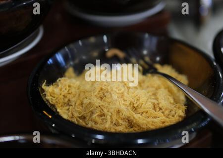 Getrocknetes Schweinefleisch rotieren Hintergrund. Hochwertige 4K-Aufnahmen Stockfoto