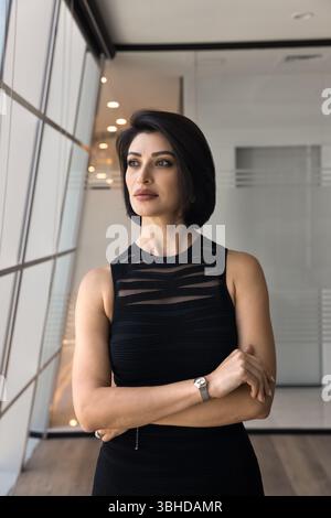 Schöne armenische Geschäftsfrau in eleganter, formeller Kleidung im Büro Stockfoto