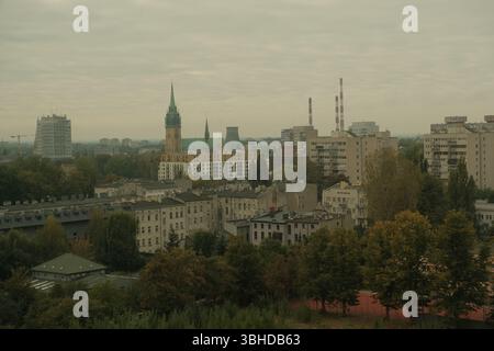 Bedeckter Blick aus der Luft auf Łódź, Polen, mit einer Mischung aus historischer und postkommunistischer Architektur. Stockfoto