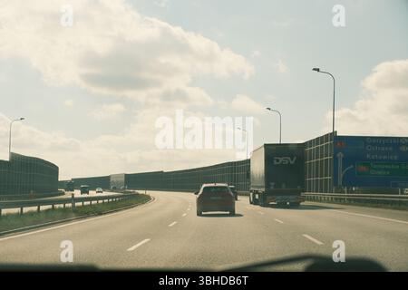 Blick aus einem Auto auf der Autobahn A1 in Polen in Richtung Gorzyczki und der tschechischen Grenze. Stockfoto