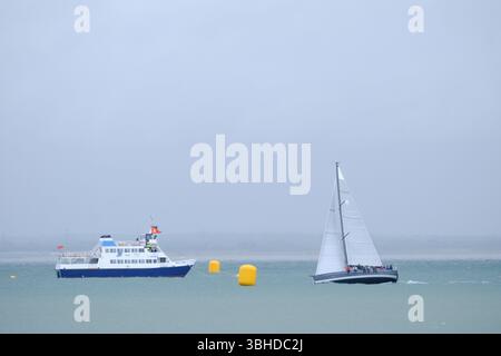 7. Juni 2025 - Cowes, Großbritannien - Yachten nähern sich der Ziellinie bei Cowes während des Round the Island-Rennens 2025 auf der isle of Wight Stockfoto