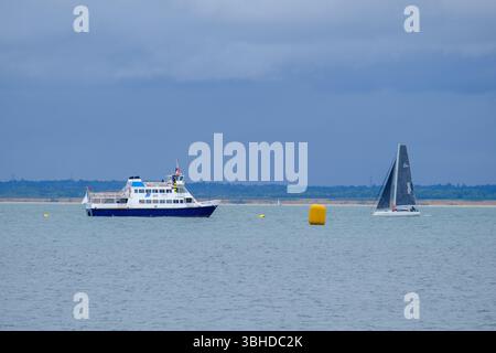7. Juni 2025 - Cowes, Großbritannien - Yachten nähern sich der Ziellinie bei Cowes während des Round the Island-Rennens 2025 auf der isle of Wight Stockfoto