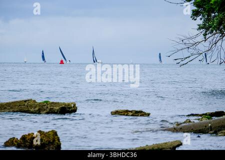 7. Juni 2025 - Cowes, Isle of Wight - Segelyachten auf der Isle of Wight, um die Insel auf der letzten Etappe nach Cowes zu fahren. Stockfoto