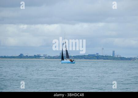 7. Juni 2025 - Cowes, Isle of Wight - Segelboote und Yachten fahren auf der Isle of Wight, Round the Island Race 2025, bei stürmischen und regnerischen Bedingungen Stockfoto