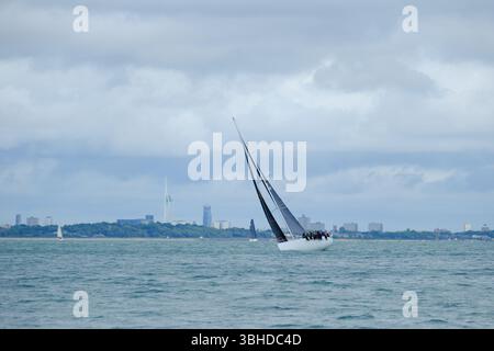 7. Juni 2025 - Cowes, Isle of Wight - Segelboote und Yachten fahren auf der Isle of Wight, Round the Island Race 2025, bei stürmischen und regnerischen Bedingungen Stockfoto