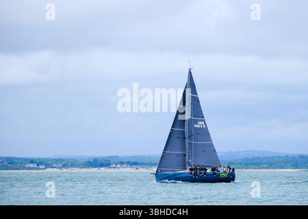 7. Juni 2025 - Cowes, Isle of Wight - Segelboote und Yachten fahren auf der Isle of Wight, Round the Island Race 2025, bei stürmischen und regnerischen Bedingungen Stockfoto