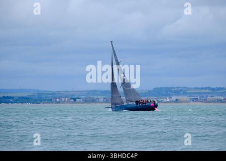 7. Juni 2025 - Cowes, Isle of Wight - Segelboote und Yachten fahren auf der Isle of Wight, Round the Island Race 2025, bei stürmischen und regnerischen Bedingungen Stockfoto