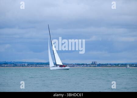7. Juni 2025 - Cowes, Isle of Wight - Segelboote und Yachten fahren auf der Isle of Wight, Round the Island Race 2025, bei stürmischen und regnerischen Bedingungen Stockfoto