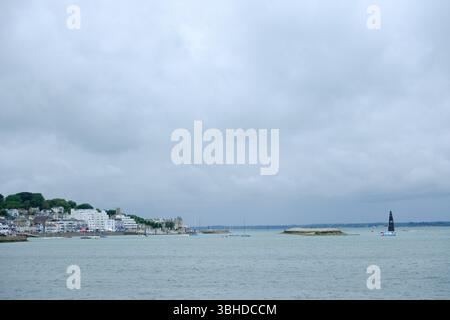 07. Juni 2025 - Cowes, Isle of Wight - Ein Blick auf Cowes, Isle of Wight, von der anderen Seite des Ufers an typisch stimmungsvollen und regnerischen Tagen. Stockfoto