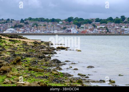 07. Juni 2025 - Cowes, Isle of Wight - Ein Blick auf Cowes, Isle of Wight, von der anderen Seite des Ufers an typisch stimmungsvollen und regnerischen Tagen. Stockfoto
