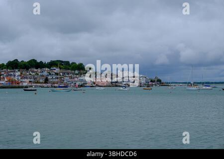07. Juni 2025 - Cowes, Isle of Wight - Ein Blick auf Cowes, Isle of Wight, von der anderen Seite des Ufers an typisch stimmungsvollen und regnerischen Tagen. Stockfoto