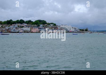 07. Juni 2025 - Cowes, Isle of Wight - Ein Blick auf Cowes, Isle of Wight, von der anderen Seite des Ufers an typisch stimmungsvollen und regnerischen Tagen. Stockfoto