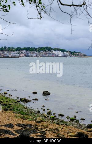 07. Juni 2025 - Cowes, Isle of Wight - Ein Blick auf Cowes, Isle of Wight, von der anderen Seite des Ufers an typisch stimmungsvollen und regnerischen Tagen. Stockfoto