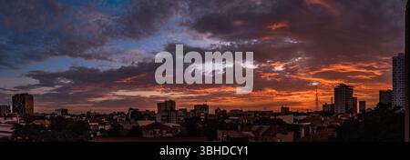 Luanda City Skyline bei Sonnenuntergang mit lebhaften Wolken Stockfoto