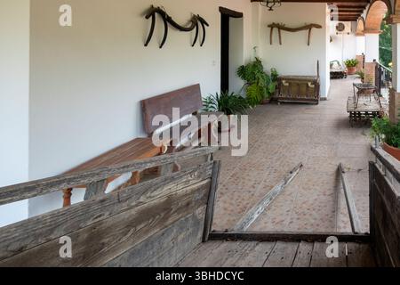 Steinfassade, Holzbalken und Terrakottafliesen schaffen einen warmen, rustikalen Charme. Schmiedeeiserne Akzente und handgefertigte Töpferwaren unterstreichen die authentische ländliche Umgebung Stockfoto
