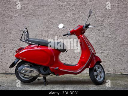 Motorroller, Roller, Vespa Primavera 125, rot, geparkt, vor Hauswand Stuttgart, Baden-Württemberg, Deutschland, Europa Stockfoto