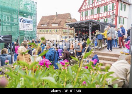 Buntes Straßenfest mit vielen Menschen, Bühnen- und Traditionshäusern, Familienfest in Neubulach, Stadtteil Calw, Deutschland, Europa Stockfoto