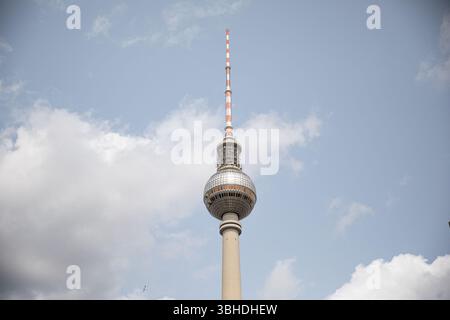 Berlin, Deutschland. Juni 2025. Der Fernsehturm erhebt sich am 9. Juni 2025 über dem Alexanderplatz in Berlin. Das 1969 von der damaligen DDR-Regierung fertiggestellte 368 Meter hohe Gebäude ist nach wie vor das höchste Gebäude Deutschlands und prägt die Berliner Skyline. Heute dient er sowohl als Sendeturm als auch als beliebter Aussichtspunkt und zieht Besucher mit Panoramablick auf die Hauptstadt an. (Foto: Michael Kuenne/PRESSCOV/SIPA USA) Credit: SIPA USA/Alamy Live News Stockfoto