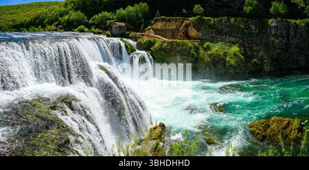 Fantastische Strbacki Buk Wasserfälle am Fluss Una in Bosnien und Herzegowina. Wunderschöne Natur im Una Nationalpark mit kristallklarem Wasser und erstaunlichem cas Stockfoto