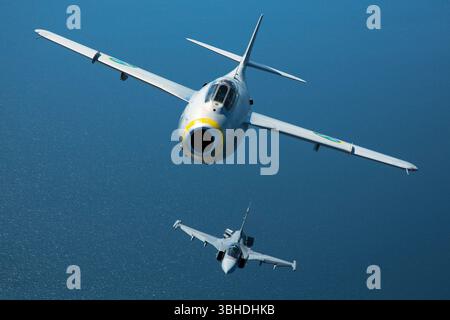 Auf diesem Luft-Luft-Foto führen die Saab J29F Tunnan (SE-DXB) mit Militärcode 10-R und die Saab JAS-39C Gripen (39-225) mit Militärcode 225 einen synchronisierten Formationsflug durch und zeigen die Entwicklung schwedischer Militärflugzeuge vom Tunnan zum modernen Gripen. Stockfoto