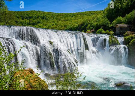 Fantastische Strbacki Buk Wasserfälle am Fluss Una in Bosnien und Herzegowina. Wunderschöne Natur im Una Nationalpark mit kristallklarem Wasser und erstaunlichem cas Stockfoto