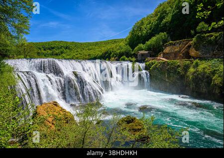 Fantastische Strbacki Buk Wasserfälle am Fluss Una in Bosnien und Herzegowina. Wunderschöne Natur im Una Nationalpark mit kristallklarem Wasser und erstaunlichem cas Stockfoto