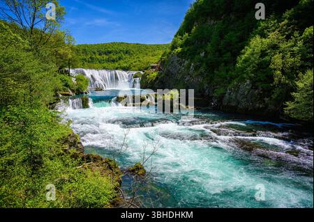 Fantastische Strbacki Buk Wasserfälle am Fluss Una in Bosnien und Herzegowina. Wunderschöne Natur im Una Nationalpark mit kristallklarem Wasser und erstaunlichem cas Stockfoto