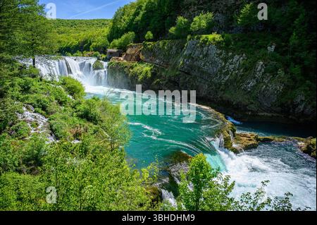 Fantastische Strbacki Buk Wasserfälle am Fluss Una in Bosnien und Herzegowina. Wunderschöne Natur im Una Nationalpark mit kristallklarem Wasser und erstaunlichem cas Stockfoto