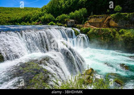 Fantastische Strbacki Buk Wasserfälle am Fluss Una in Bosnien und Herzegowina. Wunderschöne Natur im Una Nationalpark mit kristallklarem Wasser und erstaunlichem cas Stockfoto