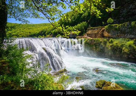 Fantastische Strbacki Buk Wasserfälle am Fluss Una in Bosnien und Herzegowina. Wunderschöne Natur im Una Nationalpark mit kristallklarem Wasser und erstaunlichem cas Stockfoto
