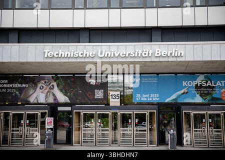 Berlin, Deutschland. Juni 2025. Das Gebäude der Technischen Universität Berlin ist am 9. Juni 2025 in Berlin zu sehen. Die Universität ist eine der führenden technischen Einrichtungen Deutschlands, bekannt für die Forschung in den Bereichen Ingenieurwissenschaften, Naturwissenschaften und Informatik. Der Campus zieht weiterhin Studenten aus aller Welt an und spiegelt damit den Status Berlins als Drehscheibe für Wissenschaft und Innovation wider. (Foto: Michael Kuenne/PRESSCOV/SIPA USA) Credit: SIPA USA/Alamy Live News Stockfoto