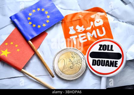 Temu-Sendung mit Zollschild und zwei-Euro-Münze, Zollerhebung für Lieferungen von Billighändlern nach Europa *** Temu-Sendung mit Zollschild und zwei Euro-Münze, Zollerhebung für Lieferungen von Billighändlern nach Europa Stockfoto