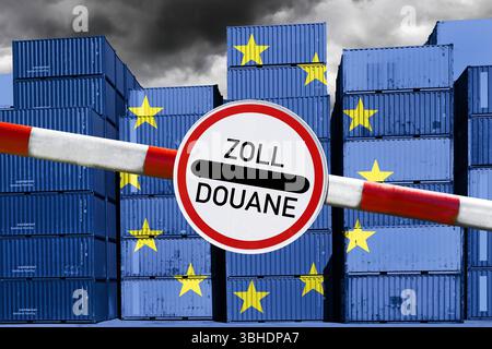 FOTOMONTAGE, Gestapelte Container mit EU-Fahne und Zollschranke, Zollerhebung für Lieferungen von Billighändlern nach Europa *** FOTOMONTAGE, gestapelte Container mit EU-Flagge und Zollschranke, Zollabfertigung für Lieferungen von Billighändlern nach Europa Stockfoto