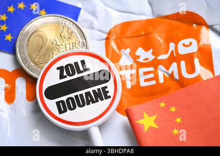 Temu-Sendung mit Zollschild und zwei-Euro-Münze, Zollerhebung für Lieferungen von Billighändlern nach Europa *** Temu-Sendung mit Zollschild und zwei Euro-Münze, Zollerhebung für Lieferungen von Billighändlern nach Europa Stockfoto