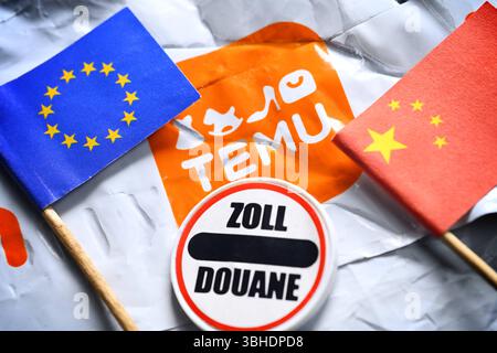 Temu-Sendung mit Zollschild und Fahnen von China und der EU, Zollerhebung für Lieferungen von Billighändlern nach Europa *** Temu-Sendung mit Zollschild und Flaggen aus China und der EU, Zollerhebung für Lieferungen von Billighändlern nach Europa Stockfoto