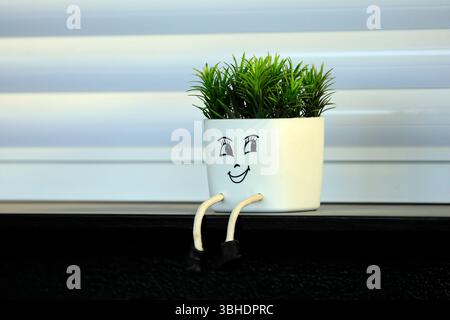 Kleine, amüsante Pflanzentöpfe mit Gesicht, griechische Inseln. Vom Juni 2025 Stockfoto