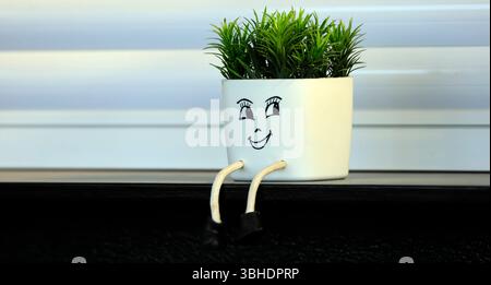 Kleine, amüsante Pflanzentöpfe mit Gesicht, griechische Inseln. Vom Juni 2025 Stockfoto