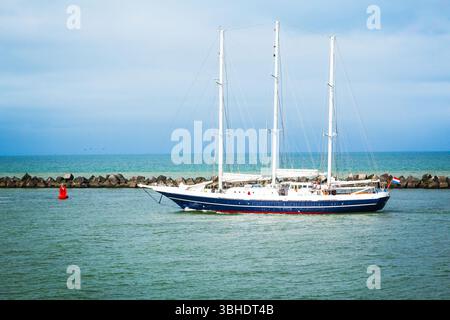 Segeln mit drei Masten, Segeln in der Bucht in der Nähe des Wellenbrechers. Stockfoto