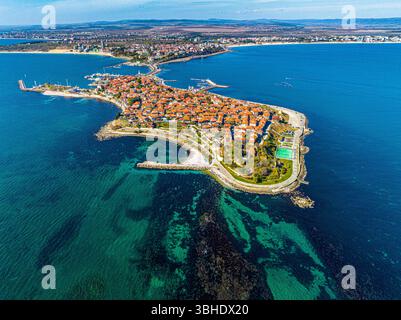 Blick auf die Drohne von oben auf die Halbinsel Nessebar Stockfoto