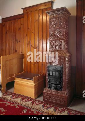 Retro-gemauerte Heizung oder Cockleofen, Vintage-Kamin Stockfoto