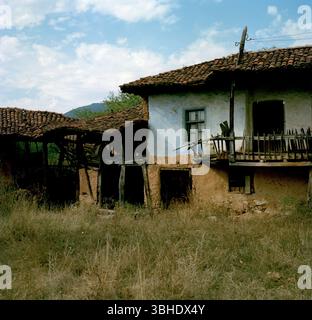 Ein altes verlassenes Dorfhaus Stockfoto