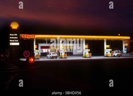 Tankstelle Tankstelle bei Nacht Stockfoto