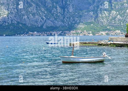 Ein Boot und ein kleiner Bootssteg in der Bucht von Kotor Stockfoto