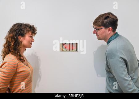 London, Großbritannien. Juni 2025. Galerie-Mitarbeiter mit Rachel Jones, 'Splliced Structures', 2019. Rachel Jones: Gated Canyons ist die mit Spannung erwartete Ausstellung des gefeierten Künstlers Rachel Jones und die erste zeitgenössische Einzelausstellung im Hauptausstellungsraum der Galerie. Termine: 10. Juni bis 19. Oktober 2025. Quelle: Imageplotter/Alamy Live News Stockfoto