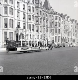 1950er Jahre, historisch, Douglas, Isle of man, Großbritannien, eine Pferdestraßenbahn, die von der Douglas Corporation Transport betrieben wird. Nr. 42, zu den Promenaden Derby Castle und Electric Railway Station, Jakob's Biscuits wurden auf der Seite der Straßenbahn gefördert. Große viktorianische Gästehäuser säumen die Straße. Stockfoto