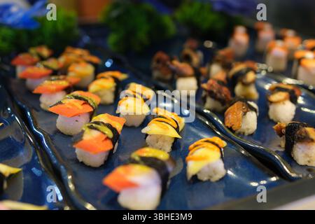 Tablett mit verschiedenen Sushi-Aufnahmen. Hochwertige 4K-Aufnahmen Stockfoto