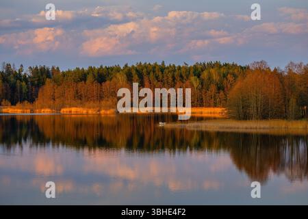 Ein ruhiger See mit lebhaften und farbenfrohen Farben bei Sonnenuntergang Stockfoto