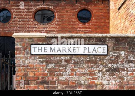 Das Marktschild an einer roten Ziegelmauer Stockfoto