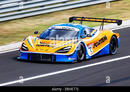 Mogyorod, Ungarn - 9. Juli 2022: McLaren 720S GT3. Motorsport und Rennsport. Sportwagen und Supersportwagen. Action-Fotografie. Stockfoto